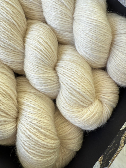 100% Lambswool 450m/100g yarn