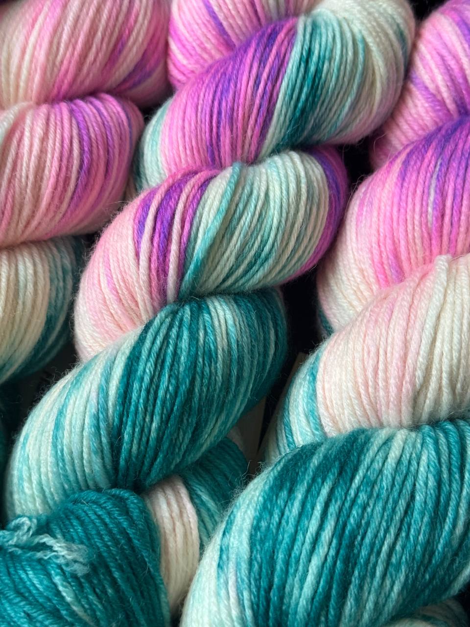 Merino Yarn – 100% Superwash Merino – 250m / 100g Tropical Fantasy Aria