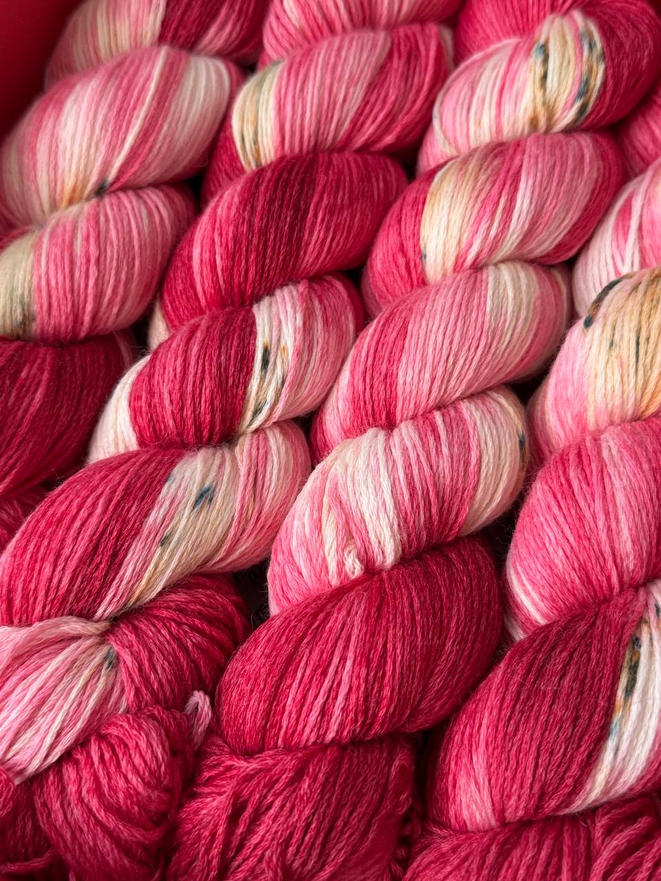 Sock Yarn Fingering Hand Dyed Merino Nylon 100g 420m β Aurora Walk Northern Rose Glow