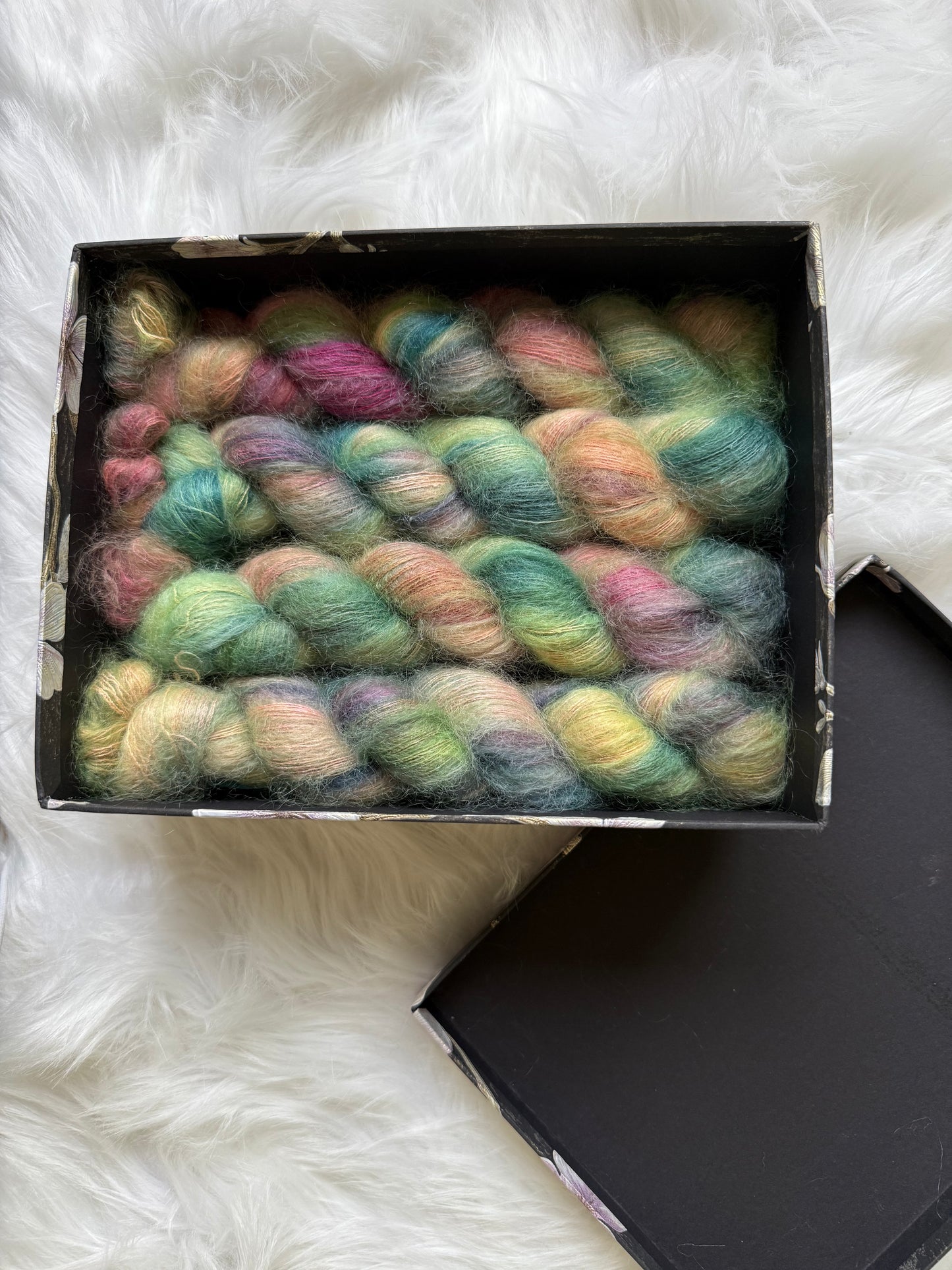 Hand dyed yarn 🌈 Colorway: Secret Garden