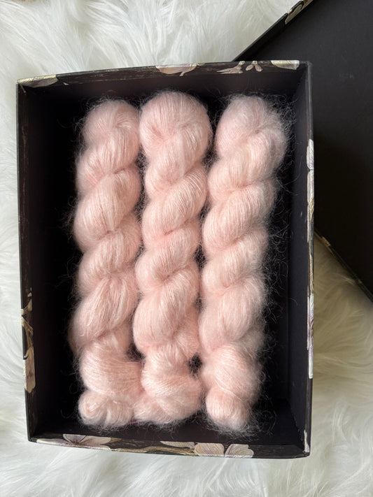 Hand dyed yarn 🌸 Colorway: Blush Mist