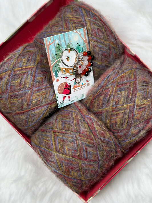 Golden Winter Tale — Limited Gift Box

(4 skeins + handmade stitch markers)