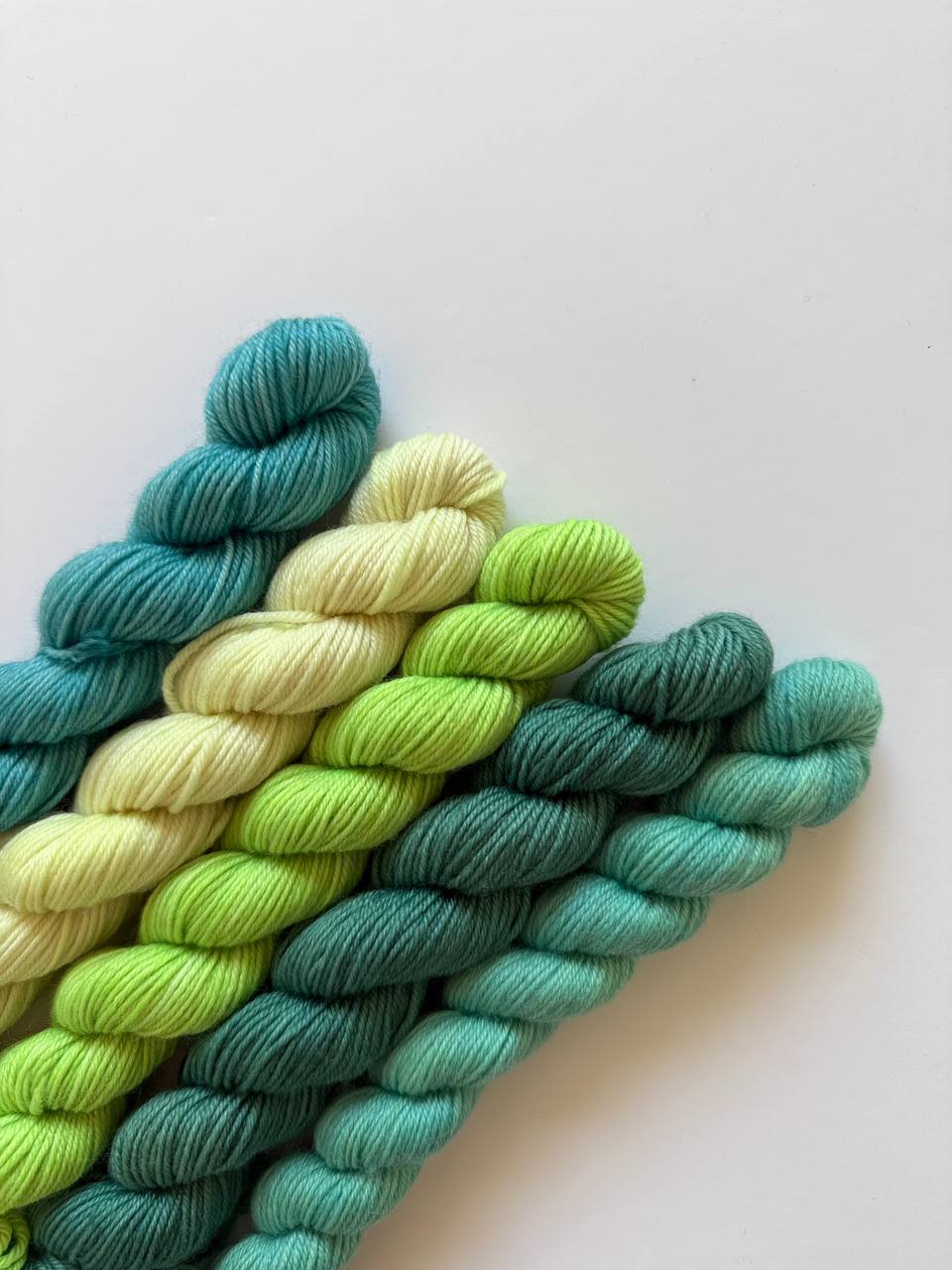 Hand Dyed Sock Yarn Mini Set | Fingering Weight Merino Nylon | 5×20g Mini Skeins |Tropical Lagoon 🏝️| #1011