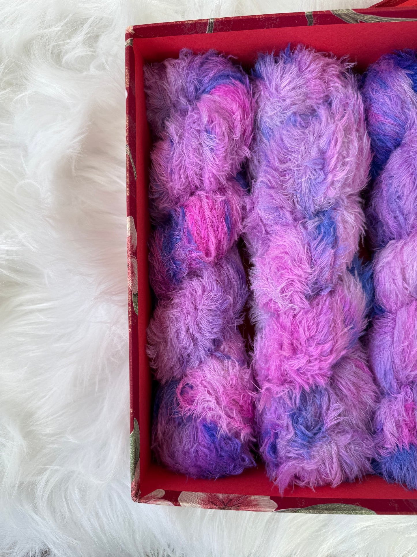 Hand dyed yarn 💜 Colour: “Violet Pop”
from the Dream Fuzz collection