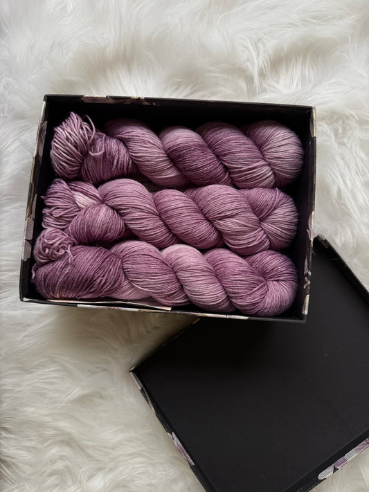 Sock Yarn Fingering Hand Dyed Merino Nylon 100g 420m – Aurora Walk Lavender Haze