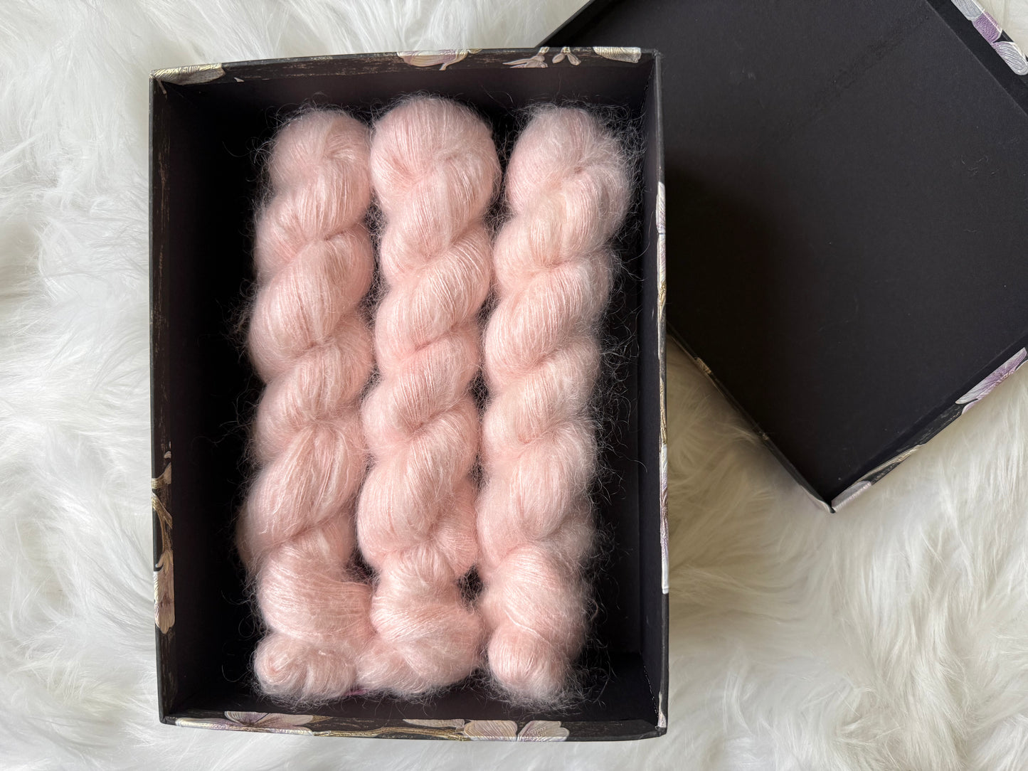 Hand dyed yarn 🌸 Colorway: Blush Mist